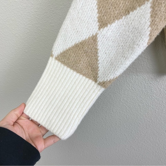 Abercrombie and Fitch Women's Medium Diamond Pattern Wedge Crew Knit Sweater - Picture 7 of 16